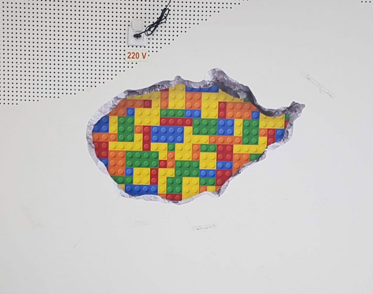 חור בקיר עם לגו