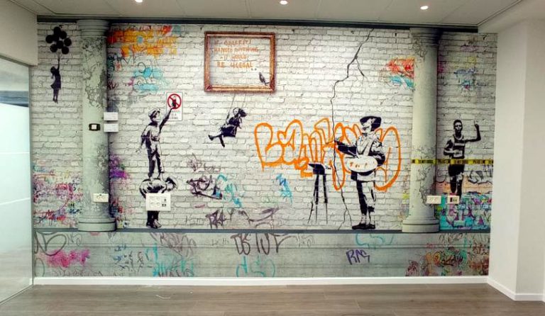 קיר בריקים וגרפיטי צבעוני