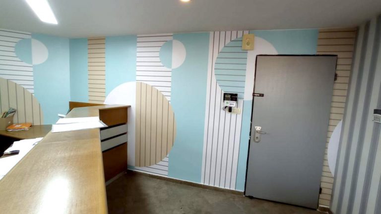 עיגולים ופסים תכלת ולבן