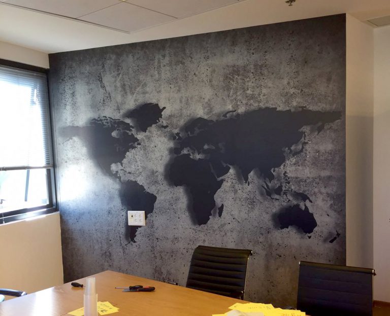 קיר בטון עם מפת העולם