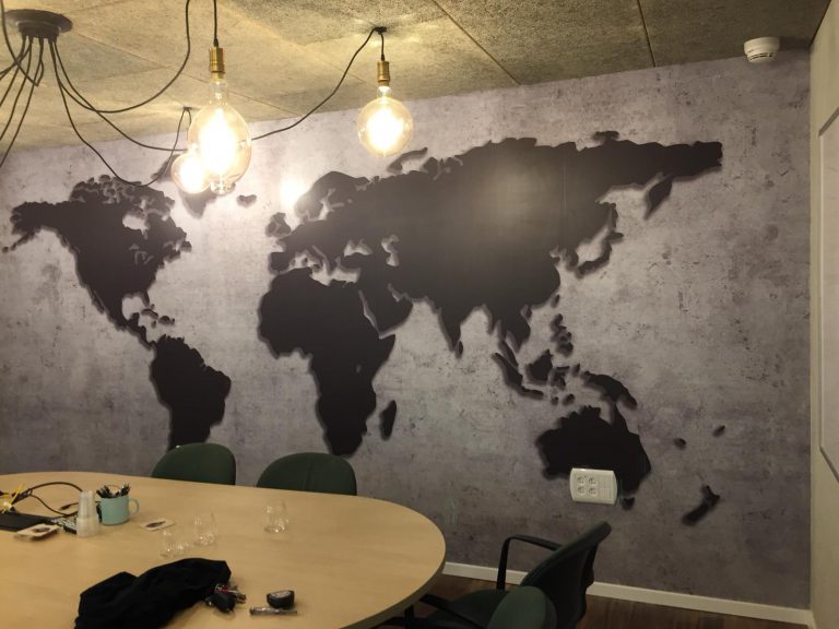 מפה על קיר בטון