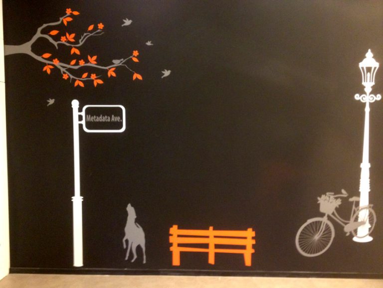 רחוב אורבני עם שלט