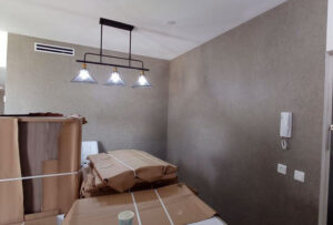 טפט - בטון אפור עם טקסטורה עדינה בגוון חמים