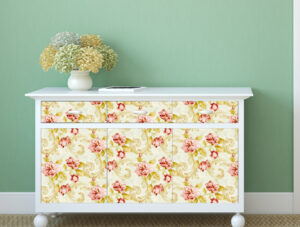 טפט לרהיטים - פרחים עדינים על רקע צהוב