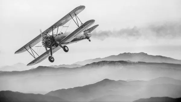 טפט - מטוס בין הרים שחור לבן