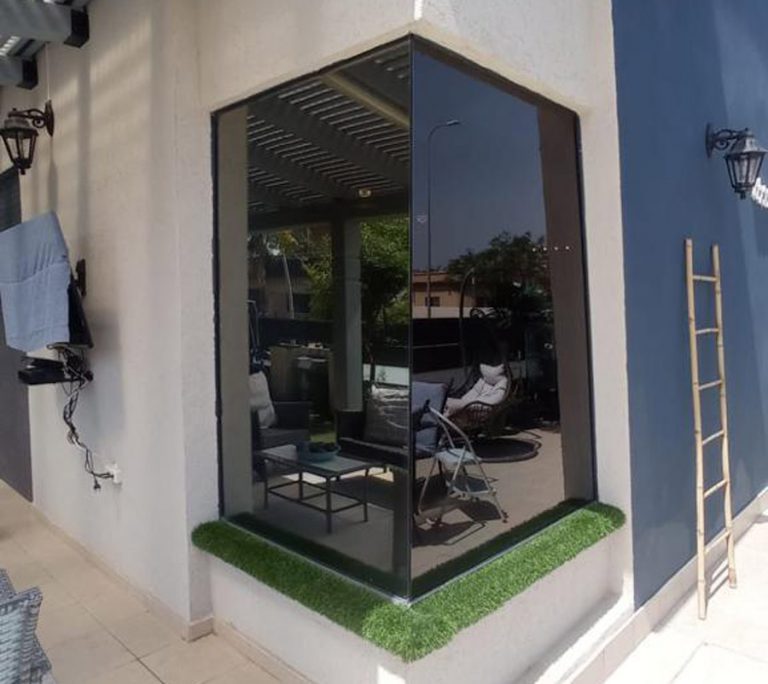 שלט לוגו פרספקס במידות אישיות