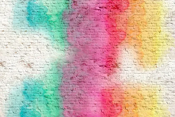 טפט - כתמים צבעוניים על קיר בריקים