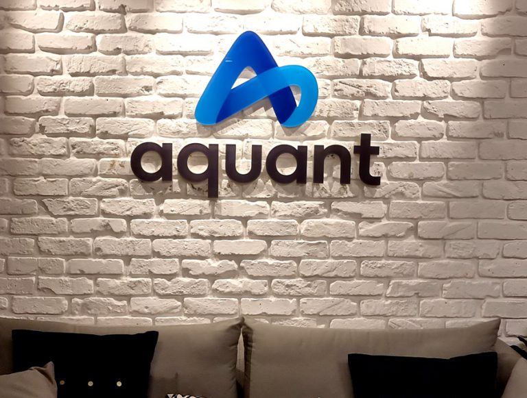 שלט לוגו פרספקס מותאם אישית