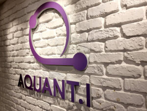 שלט לוגו פרספקס במידות אישיות