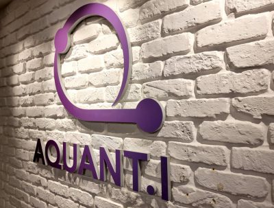 שלט לוגו פרספקס במידות אישיות