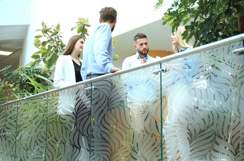 מדבקה חלבית | עלים מפותלים