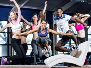 מדבקת טפט | כולם קופצים בחדר כושר