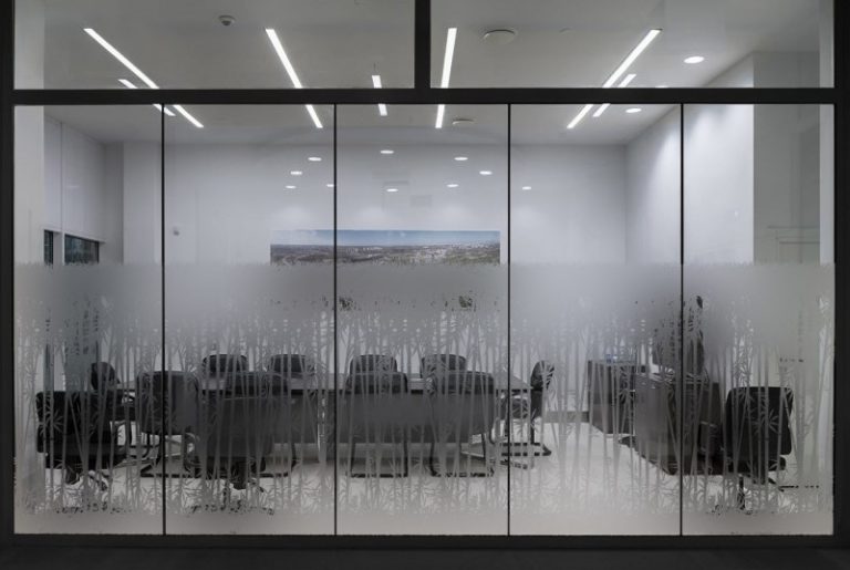 מדבקה חלבית | במבוק צפוף