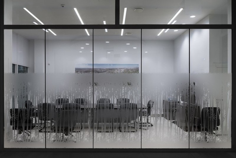 מדבקה חלבית | במבוק צפוף