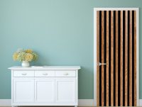 טפט לדלת | עמודות עץ עם מרווחים