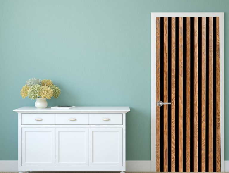 טפט לדלת | עמודות עץ עם מרווחים