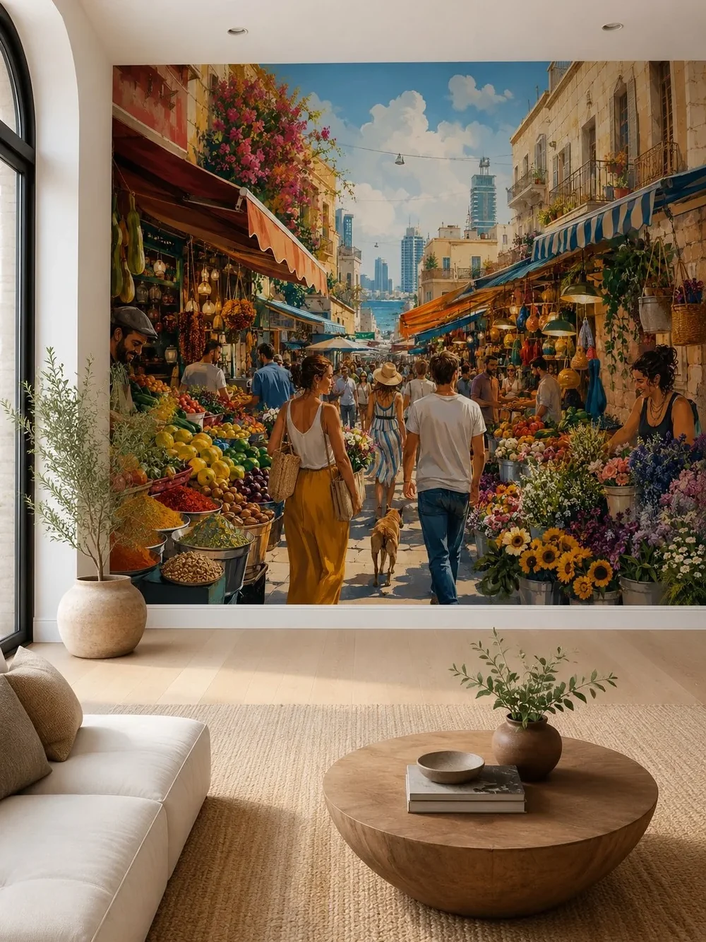 טפט של שוק תוסס עם דוכנים צבעוניים על קיר בחדר אוכל עם שולחן עץ וכסאות מודרניים.