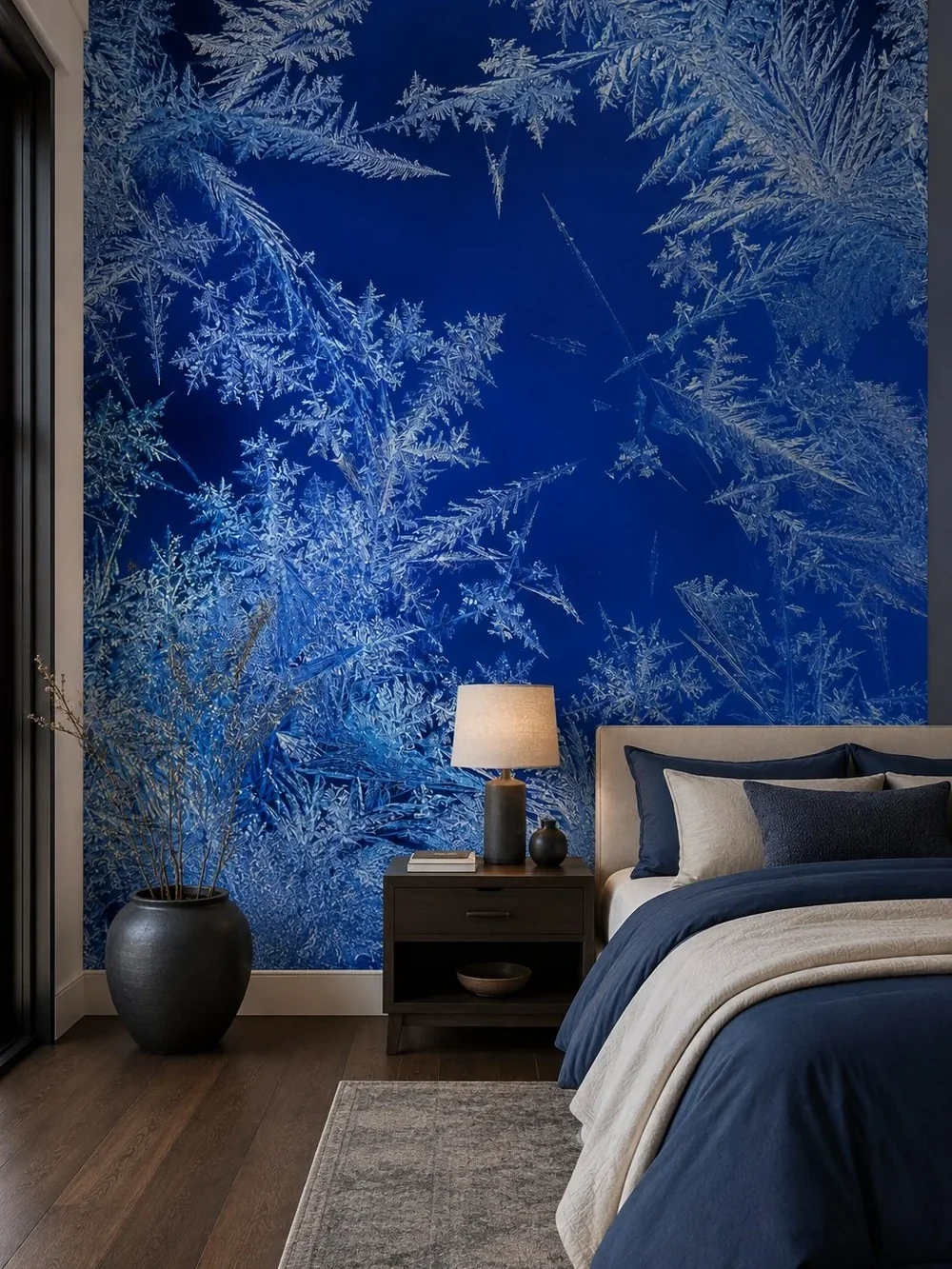 טפט דוגמאות כפור עדינות על קיר בחדר עם כורסה אפורה ושטיח בצבעים טבעיים.
