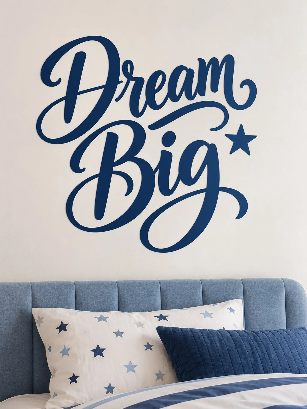 מדבקת 'Dream Big' על קיר בחדר עם ריהוט מודרני ועיצוב נקי.