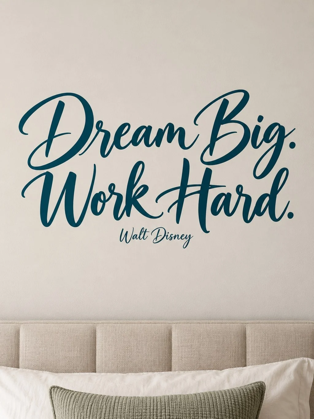 מדבקת 'Dream Big. Work Hard.' בחדר עבודה מודרני עם שולחן עץ וכיסא מעוצב.