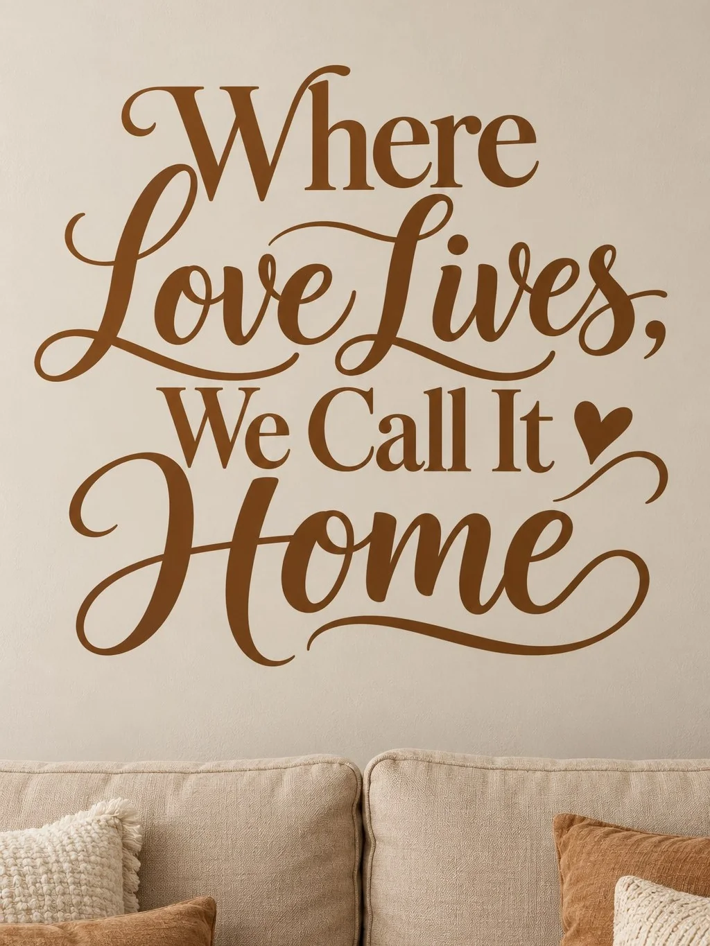 מדבקת 'Where Love Lives, We Call It Home' על קיר בסלון עם כורסה לבנה ושטיח אפור בהיר.