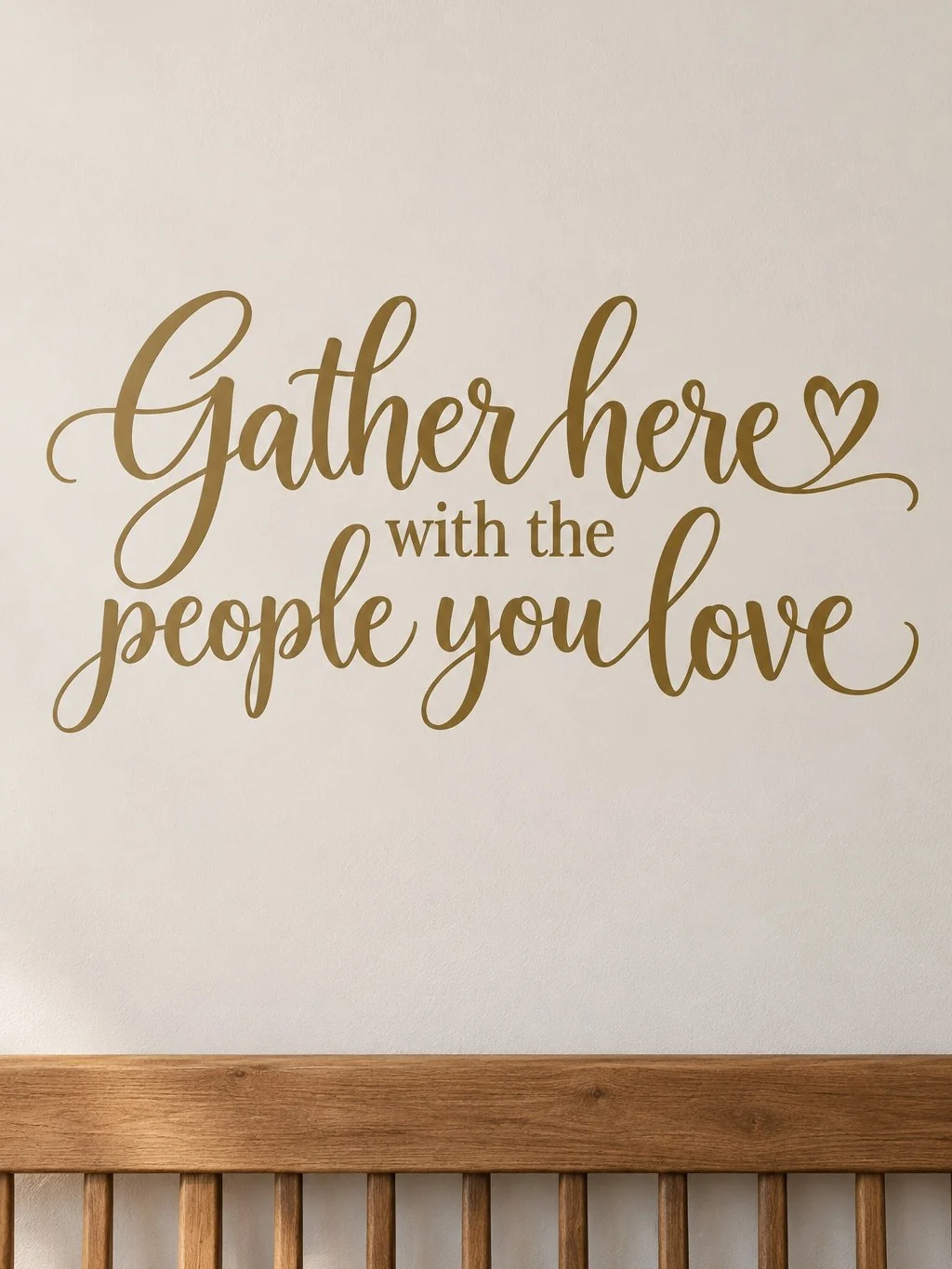 מדבקה עם הכיתוב 'Gather here with the people you love' על קיר בסלון, ליד ספה אפורה וטקסטורות עדינות ברקע.