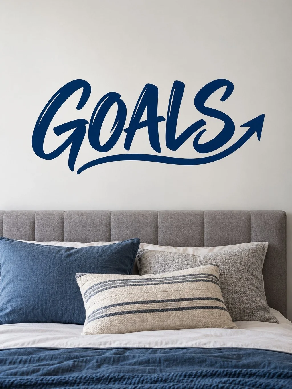 מדבקת 'GOALS' על קיר בחדר עבודה עם שולחן עץ מודרני ומנורת קריאה.