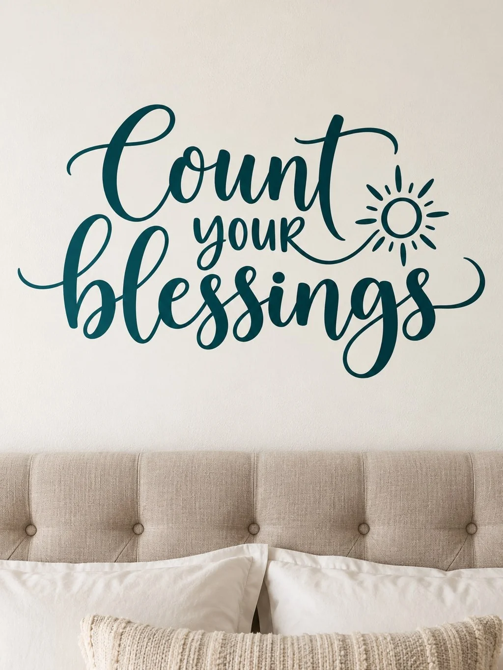 מדבקה עם כיתוב 'Count your blessings' ואיור שמש על קיר עם תאורה רכה וריהוט מודרני.