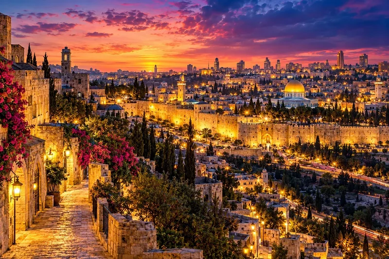 נוף עירוני בשקיעה עם כיפה מוזהבת, אדריכלות היסטורית וצבעים עזים של סגול, ורוד וכתום.