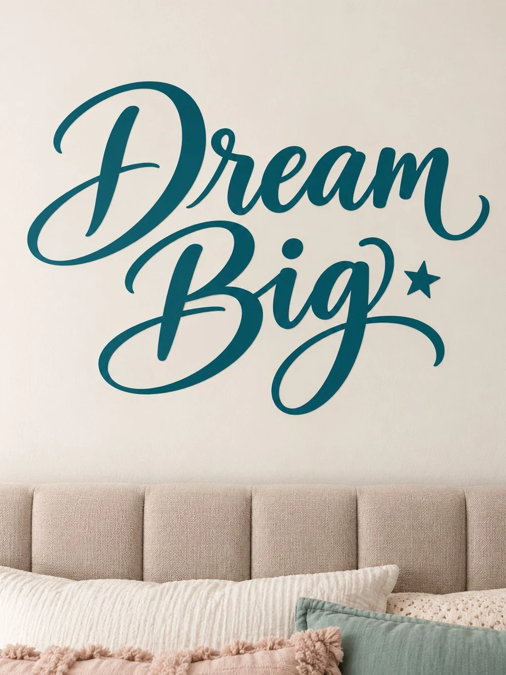 מדבקת 'Dream Big' על קיר בחדר עבודה עם שולחן עץ וכיסא מודרני