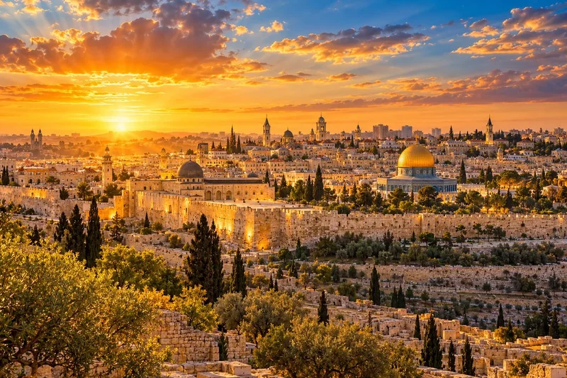 נוף עירוני של ירושלים עם שקיעה כתומה וכחולה, מבנים היסטוריים בטקסטורות עדינות.